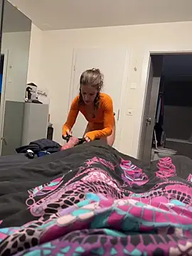 Leszamour online show from November 23, 2025, 3:45 pm