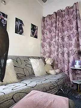 Snapshot of Charlotte_Bayron chatting on October 23, 2025, 12:32 am Charlotte Bayron online show from October 23, 2025, 12:32 am