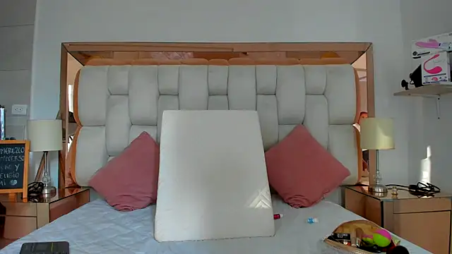 emilyparkerr01 online show from October 27, 2025, 10:03 pm