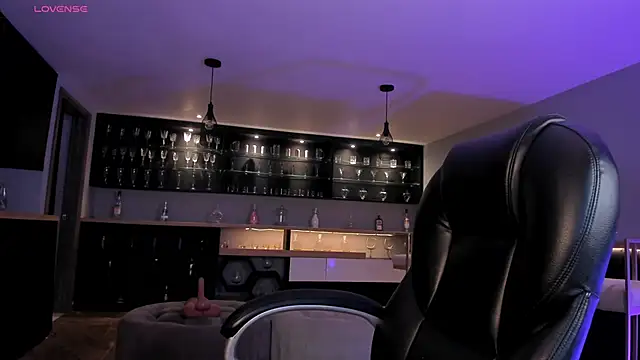 RoxanneHill  online show from December 21, 2025, 12:01 pm