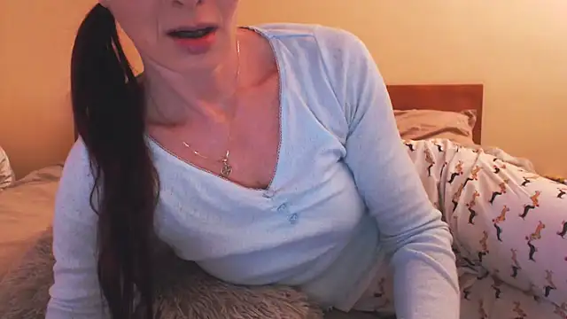 LovelyAndraGirl online show from February 14, 2026, 6:43 am