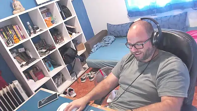 ravingr4d4 online show from September 19, 2025, 8:38 am