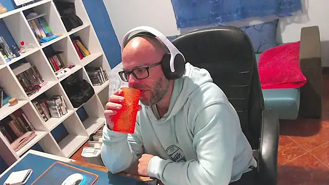 ravingr4d4 online show from April 13, 2026, 9:53 pm