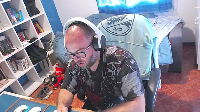 ravingr4d4 online show from May 12, 2026, 9:06 am