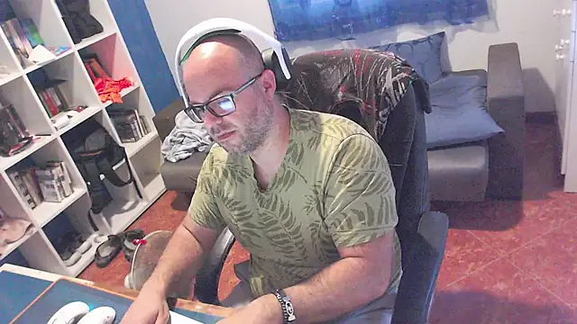 ravingr4d4 online show from May 26, 2026, 9:49 am
