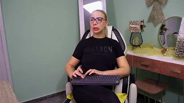 CelineConner online show from December 21, 2024, 5:36 am