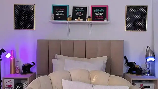 Zoe Gruber online show from September 23, 2025, 3:26 pm