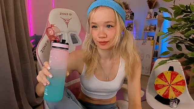 Lily Young online show from November 19, 2025, 4:56 am