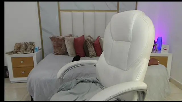 annita cooper  online show from October 16, 2025, 4:08 pm