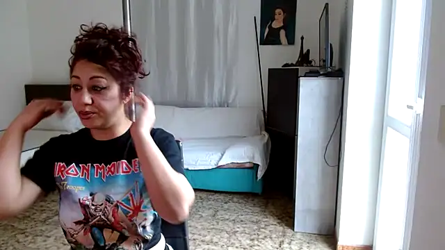 Snapshot of danasantoreal chatting on February 12, 2026, 8:42 am danasantoreal online show from February 12, 2026, 8:42 am