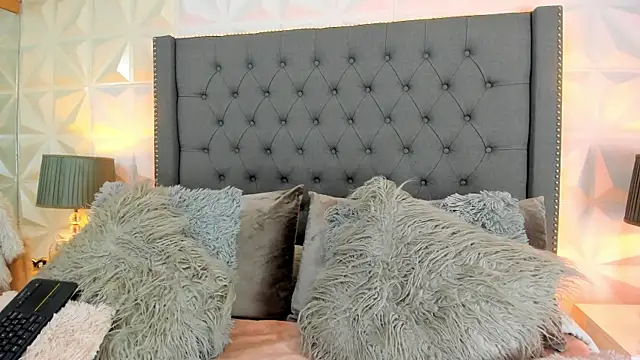 sarah salis  online show from January 16, 2025, 9:40 pm