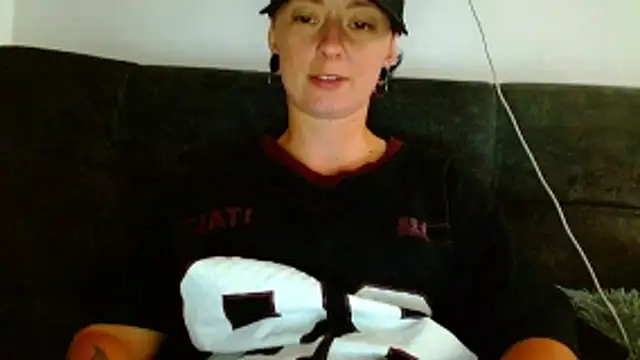 tomboyblue online show from April 23, 2026, 9:06 pm