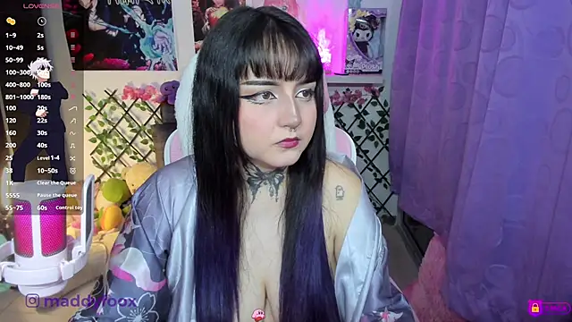 Snapshot of MaddyFooxx chatting on April 18, 2026, 11:49 pm MaddyFooxx online show from April 18, 2026, 11:49 pm