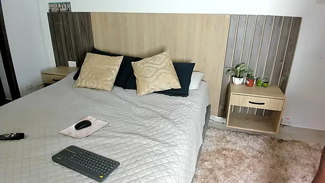 rebeca cortez  online show from February 3, 2026, 9:42 pm