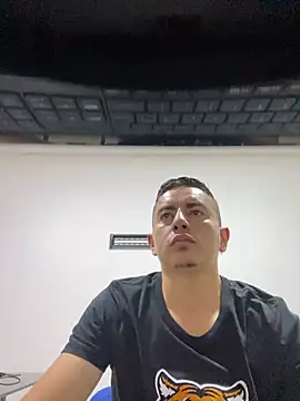 DanielGomez9 online show from December 17, 2024, 11:16 pm