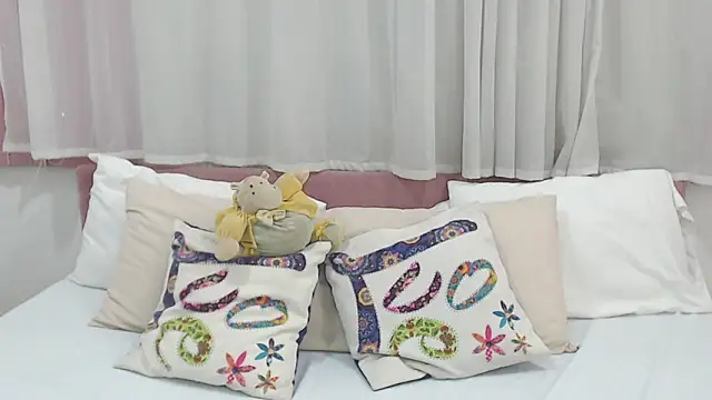LexiiBloom online show from February 19, 2025, 2:55 pm