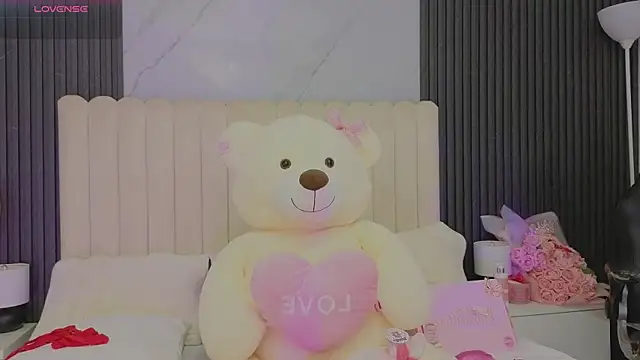 Snapshot of Madiee_Rhea chatting on June 12, 2026, 12:53 am Madiee Rhea online show from June 12, 2026, 12:53 am
