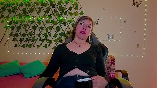 Lady breaks hearts online show from November 12, 2025, 10:37 am