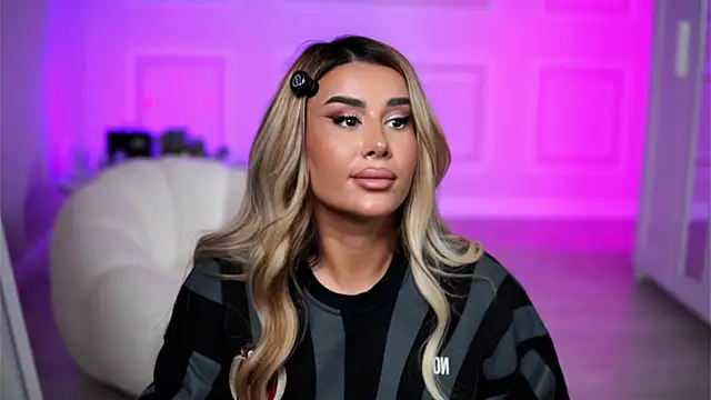 EvaZane online show from October 26, 2025, 8:15 pm