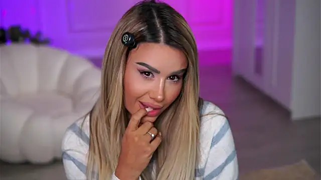 EvaZane online show from October 27, 2025, 8:35 pm