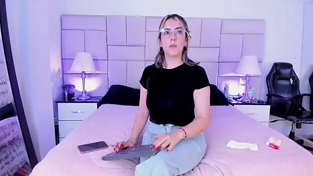 IsisLoveyes  online show from February 10, 2026, 10:03 pm