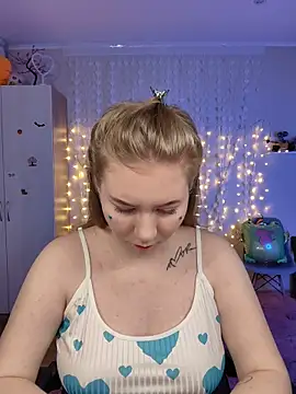 D0nna  online show from February 13, 2026, 8:27 pm