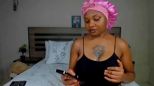 Snapshot of Renee-18 chatting on December 22, 2024, 2:49 am Renee-18 online show from December 22, 2024, 2:49 am