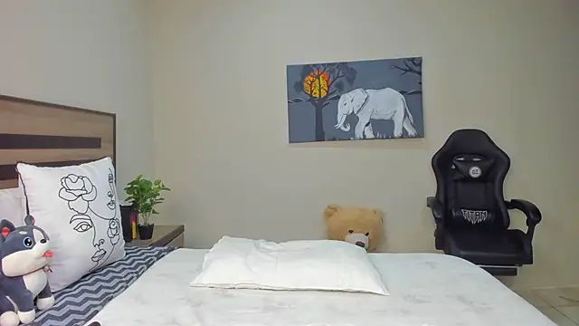 Renee-18 online show from April 14, 2026, 10:49 pm