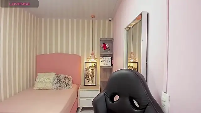 delilaquinn online show from December 1, 2025, 7:19 pm