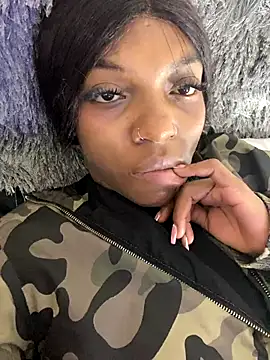 Snapshot of CahitlinBell chatting on December 5, 2025, 9:40 am CahitlinBell online show from December 5, 2025, 9:40 am