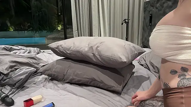 Golden Aline online show from December 19, 2025, 12:45 pm