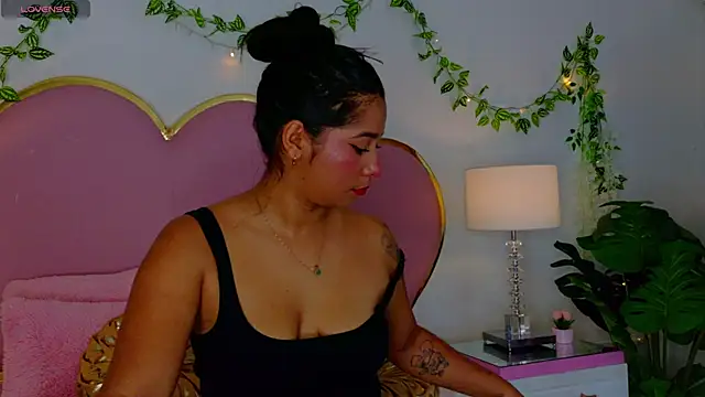 EmmaCrush online show from November 13, 2025, 9:36 pm