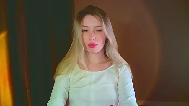 mia raspberrie online show from December 14, 2024, 8:40 pm