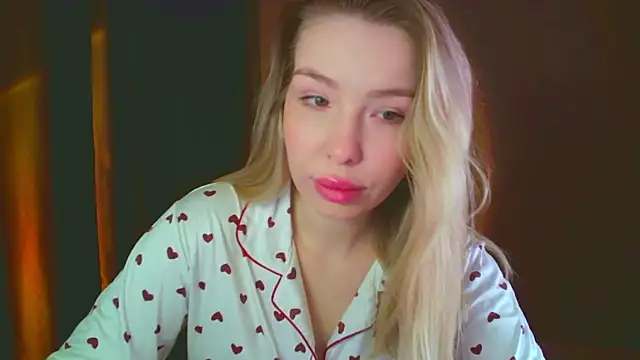 mia raspberrie online show from December 18, 2024, 3:15 am