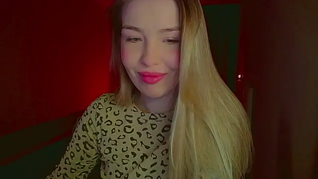 mia raspberrie online show from March 17, 2025, 7:15 pm