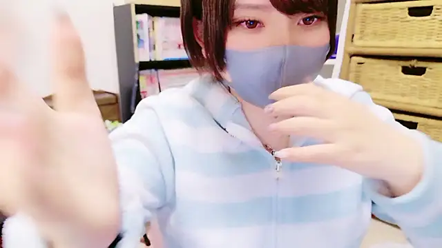 senachinnn online show from November 17, 2025, 5:13 am