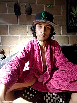 Pitudo20cmm online show from September 18, 2025, 6:37 am