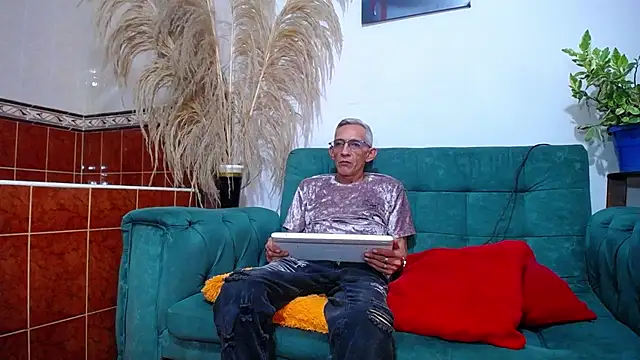 Leon hot X online show from January 21, 2025, 9:15 pm