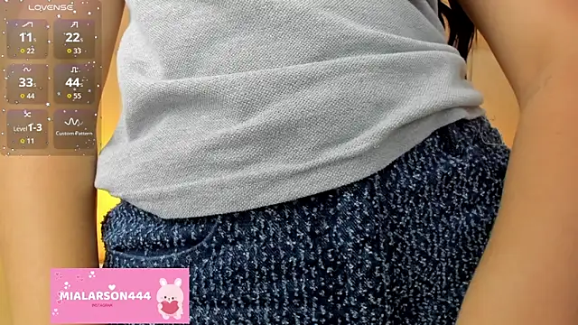 LARSONMIA online show from November 12, 2025, 12:27 pm