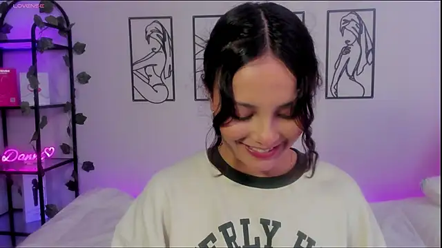 Megan Rodrigo online show from February 3, 2025, 7:21 pm