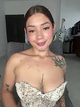 Snapshot of Roxanne_08 chatting on January 15, 2025, 7:01 pm Roxanne 08 online show from January 15, 2025, 7:01 pm