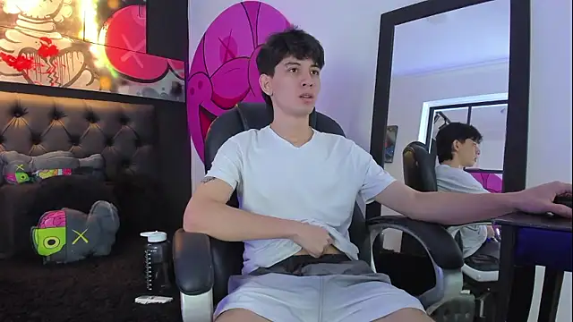 Santi delacruz online show from December 4, 2024, 1:42 pm