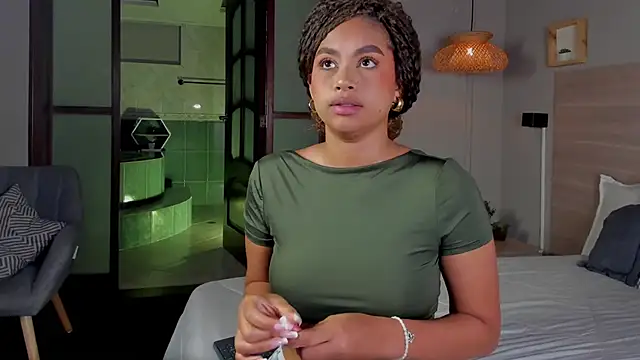 nayah   online show from November 4, 2025, 7:35 pm