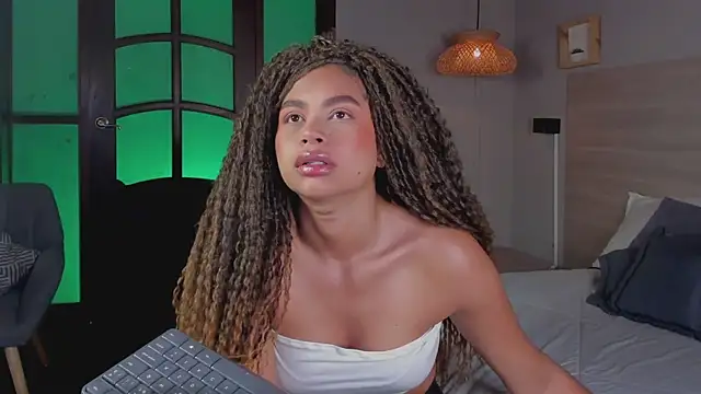 nayah   online show from November 6, 2025, 7:59 pm