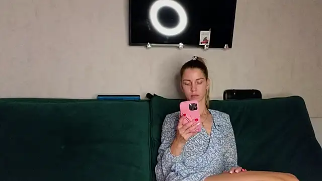 Snapshot of FoxLoveBasik chatting on March 1, 2025, 5:38 pm FoxLoveBasik online show from March 1, 2025, 5:38 pm