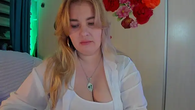 CoraSwon online show from October 24, 2025, 9:22 pm