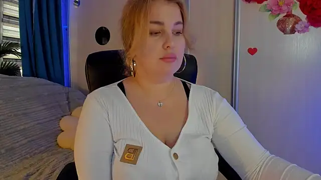 CoraSwon online show from December 4, 2025, 12:47 pm