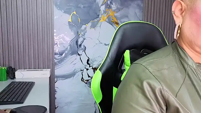 GianellaCox  online show from April 20, 2026, 2:09 pm