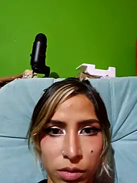 Snapshot of avery_fox chatting on March 9, 2025, 8:10 pm avery fox online show from March 9, 2025, 8:10 pm