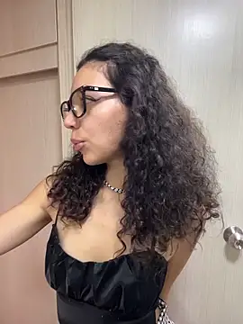 uniquerossie online show from March 7, 2026, 8:33 am